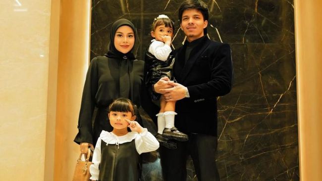 Momen Ameena Anak Aurel Hermansyah Setor Hafalan Surah Ke Sang Ayah, Dapat Kartu Poin Senilai Rp100 Ribu