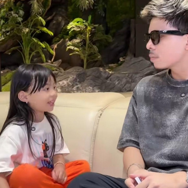 <p>Melalui unggahan di akun Instagram<em> @ameenaatta</em>, Ameena terlihat meminta sang Ayah untuk menyetorkan hafalan surah pendek, yaitu surah Al-Ikhlas. Dalam momen tersebut, Ameena pun tampak lancar saat mura&rsquo;jaah Al-Qur&rsquo;an. "Ameena setoran hafalan Al-Qur'An. Al Ikhlas," tulisnya. (Foto: Instagram @ameenaatta)</p>