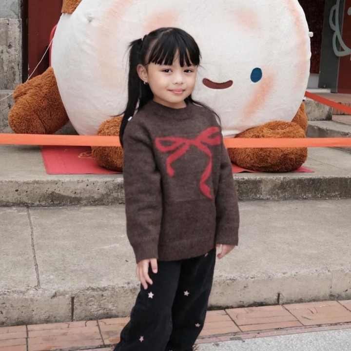 <p>Seiring dengan hal tersebut, Aurel mengatakan bahwa putrinya kini hampir setiap hari meminta setor hafalan Al-Qur'an lho, Bunda. &ldquo;Jadi, sekarang tuh Ameena hampir setiap hari kayak, &lsquo;Papa aku mau setoran hafalan gitu&rsquo;. Nah aku tuh enggak ada kepikiran ke situ, itu tuh semua ide papanya,&rdquo; ujar Aurel. (Foto: Instagram @ameenaatta)</p>