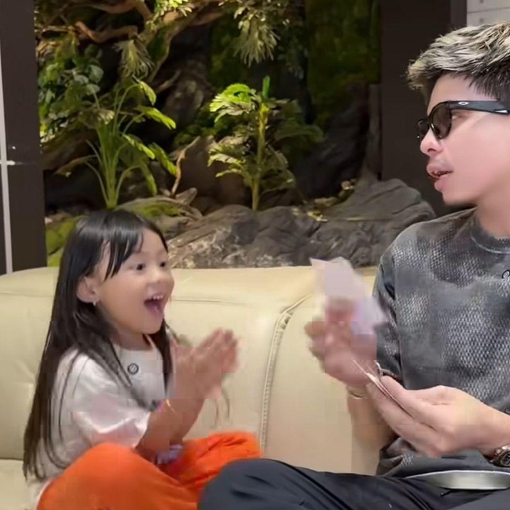 <p>Selesai setor hafalan, Atta langsung memberikan <em>reward</em> alias penghargaan kepada sang putri. Ia pun juga tampak memberikan kartu poin yang berupa uang senilai Rp100 ribu sebagai bentuk apresiasi atas semangat Ameena dalam belajar. (Foto: Instagram @ameenaatta)</p>