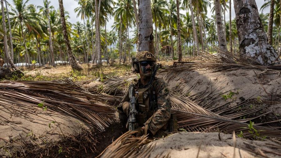 Pasukan AS dan Filipina menggelar latihan militer campuran tahunan di Pantai Long Point, Brgy. Aporawan, Aborlan, Palawan, Filipina, 27 April 2026. (REUTERS/Eloisa Lopez)