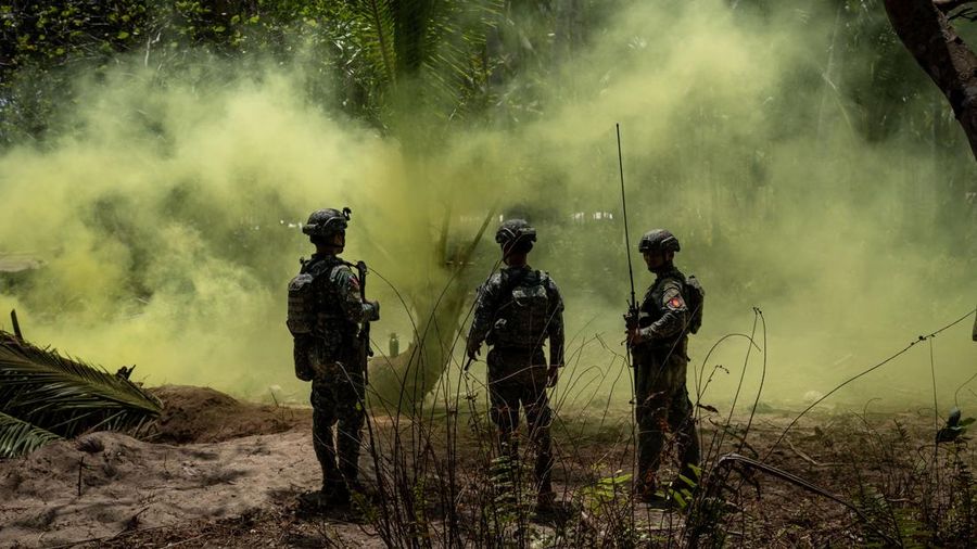 Pasukan AS dan Filipina menggelar latihan militer campuran tahunan di Pantai Long Point, Brgy. Aporawan, Aborlan, Palawan, Filipina, 27 April 2026. (REUTERS/Eloisa Lopez)