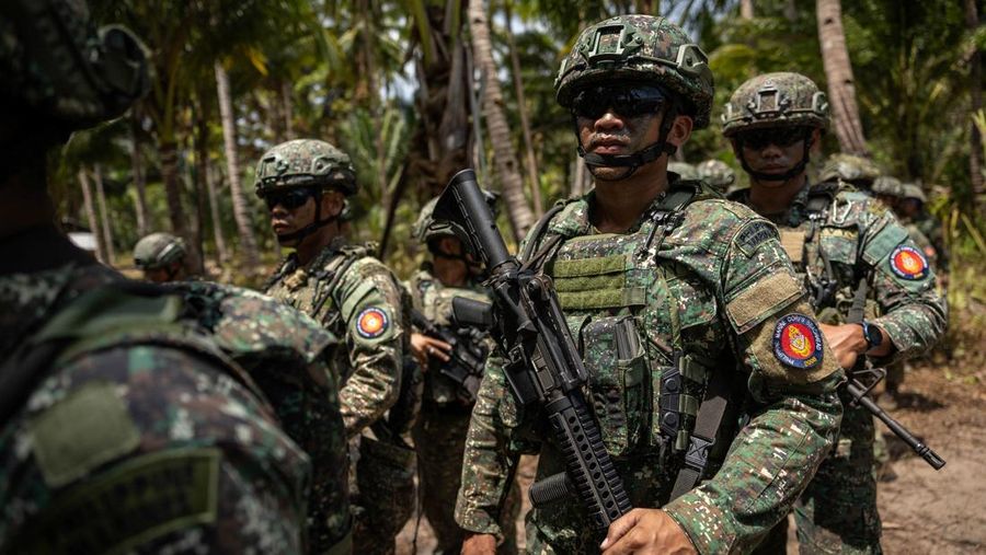 Pasukan AS dan Filipina menggelar latihan militer campuran tahunan di Pantai Long Point, Brgy. Aporawan, Aborlan, Palawan, Filipina, 27 April 2026. (REUTERS/Eloisa Lopez)