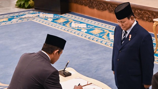 Presiden Prabowo melakukan reshuffle kabinet kelima, melantik enam pejabat baru. Berikut daftar lengkap perubahan dalam pemerintahan.