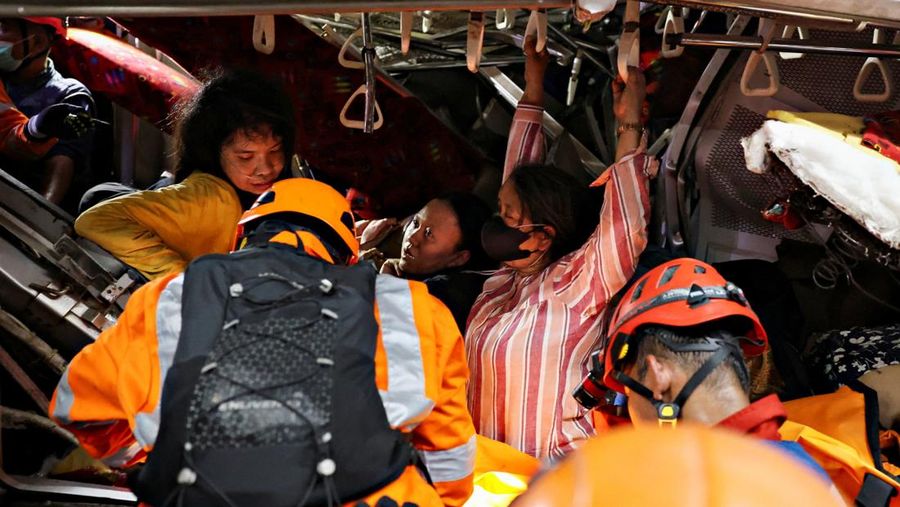 Petugas darurat menyelamatkan korban nan terjebak di dalam kereta nan rusak setelah dua kereta berbenturan pada Senin malam di kota Bekasi, provinsi Jawa Barat, Indonesia, 27 April 2026. (REUTERS/Ajeng Dinar Ulfiana)