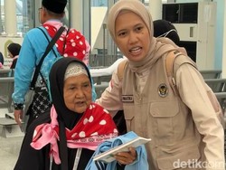 Saat Petugas Haji Ganti Popok Lansia di Bandara Madinah