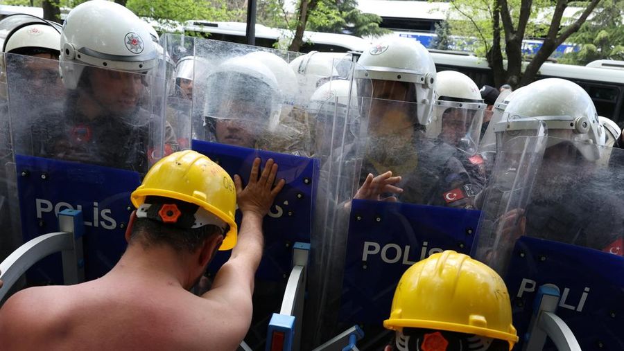 Polisi menghalangi para penambang Doruk Madencilik nan melakukan mogok makan untuk berbanjar ke kementerian daya di Ankara, Turki, Senin (27/4/2026). (REUTERS/Efekan Akyuz)