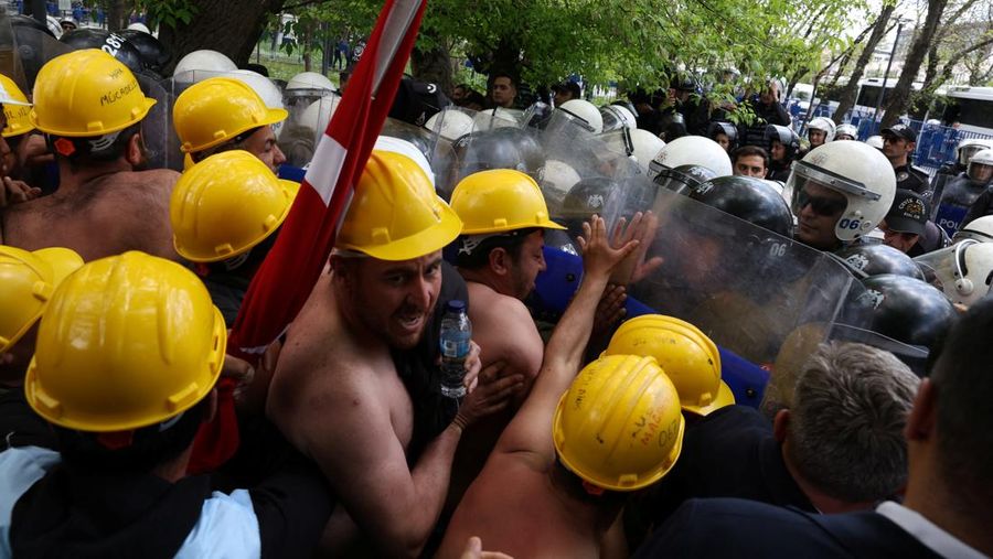 Polisi menghalangi para penambang Doruk Madencilik nan melakukan mogok makan untuk berbanjar ke kementerian daya di Ankara, Turki, Senin (27/4/2026). (REUTERS/Efekan Akyuz)