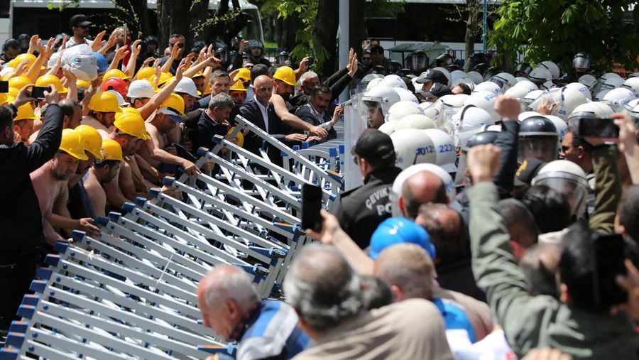 Polisi menghalangi para penambang Doruk Madencilik nan melakukan mogok makan untuk berbanjar ke kementerian daya di Ankara, Turki, Senin (27/4/2026). (REUTERS/Efekan Akyuz)