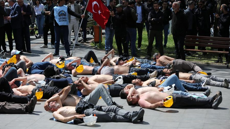 Polisi menghalangi para penambang Doruk Madencilik nan melakukan mogok makan untuk berbanjar ke kementerian daya di Ankara, Turki, Senin (27/4/2026). (REUTERS/Efekan Akyuz)