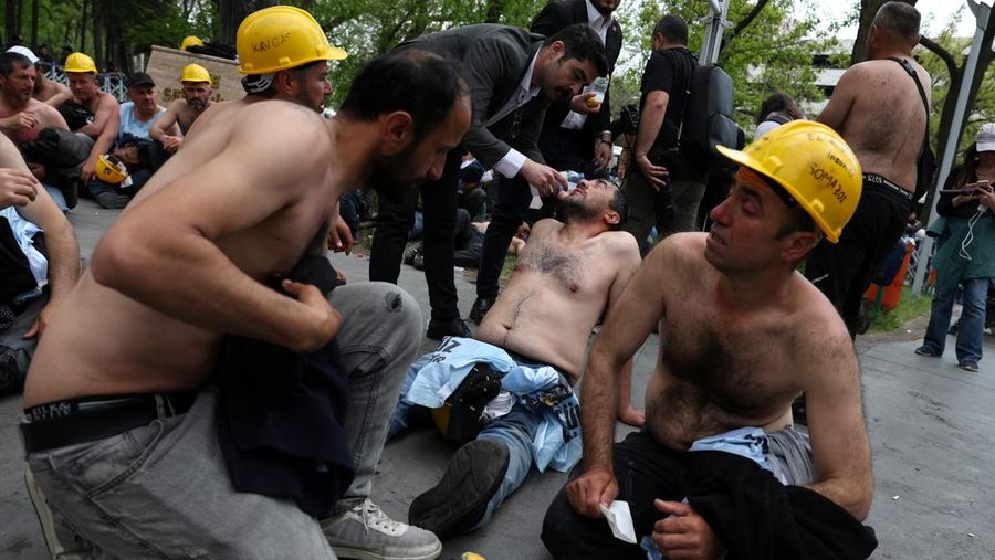 Polisi menghalangi para penambang Doruk Madencilik nan melakukan mogok makan untuk berbanjar ke kementerian daya di Ankara, Turki, Senin (27/4/2026). (REUTERS/Efekan Akyuz)