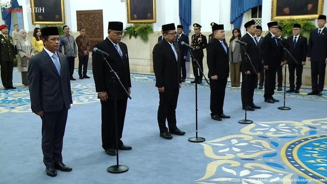 Presiden Prabowo Subianto merombak kabinet merah putih pada Senin (27/4). Total ada enam orang pejabat yang dilantik sore ini.