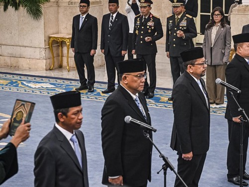 Menteri Lingkungan Hidup Jumhur Hidayat (kedua kiri), Wakil Menteri Koordinator Bidang Pangan Hanif Faisol (kiri), Kepala Badan Komunikasi Pemerintah Muhammad Qodari (ketiga kiri), Kepala Kantor Staf Kepresidenan Dudung Abdurachman (keempat kiri), Ke