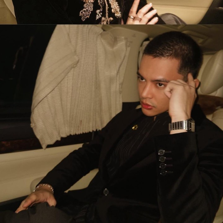 <p>Ada yang berbeda dari penampilan aktor Rey Mbayang saat menghadiri acara resepsi pernikahan El Rumi dan Syifa Hadju, Minggu (26/4/26). Suami Dinda Hauw ini terlihat plontos atau tampil dengan gaya rambut hampir botak di acara pernikahan El dan Syifa. (Foto: Instagram @rey_mbayang)</p>