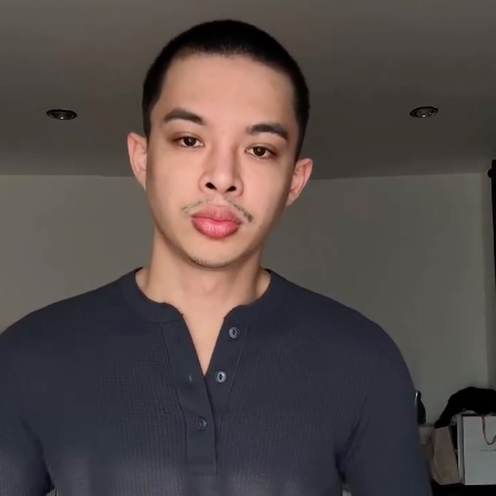 <p>Rey memotong rambutnya karena tak ingin stres memikirkan dampak dari kondisi autoimun yang diidapnya. Ia juga ingin pengobatannya bisa berjalan dengan lebih mudah. "Gue memutuskan buat botak biar lebih mudah buat ngobatinnya dan biar lebih <em>simple</em> aja, enggak makin stres mikirin rambut," ungkap Rey. (Foto: Instagram @rey_mbayang)</p>