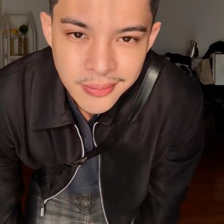 <p>Rey sempat mengunggah video dirinya saat mencukur rambutnya sampai hampir plontos. Pria 27 tahun ini menuliskan <em>caption</em> singkat yang&nbsp;berisi&nbsp;tentang kemudahan dalam menjalani hidup. "<em>M</em><em>aking life easier</em> (membuat hidup jadi lebih mudah)," tulisnya. (Foto: Instagram @rey_mbayang)</p>