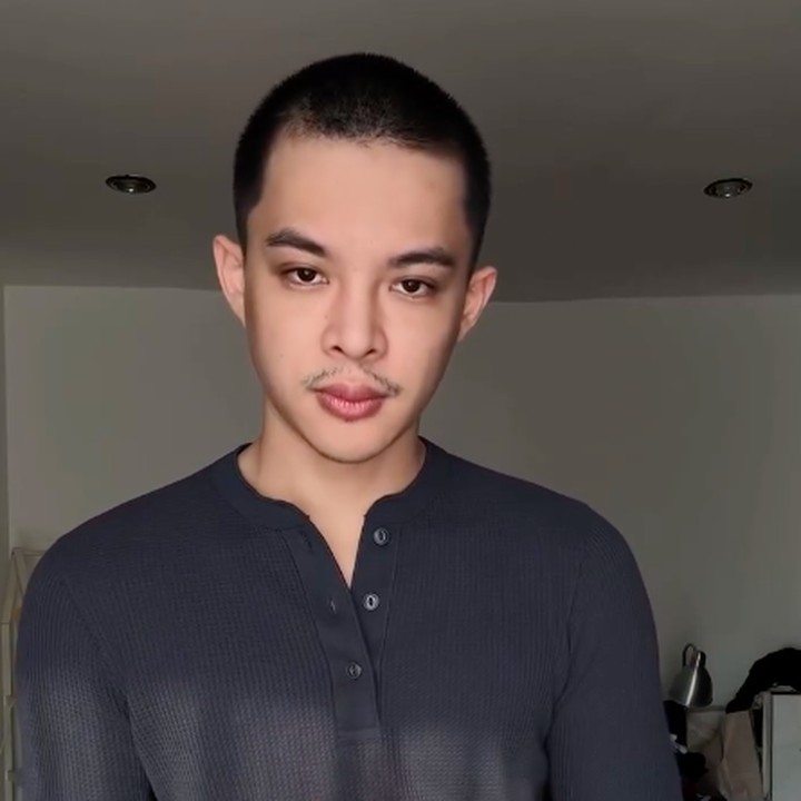 <p>Rey mengaku bahwa kondisi autoimun yang diidapnya ini telah meninggalkan dampak yang cukup mengganggu, Bunda. Salah satunya adalah rambut yang mulai rontok. "Empat Bulan terakhir, gue mulai ngerasain efek enggak enak di tulang juga dan masuk fase rontok parah," kata Ayah dua anak ini. (Foto: Instagram @rey_mbayang)</p>