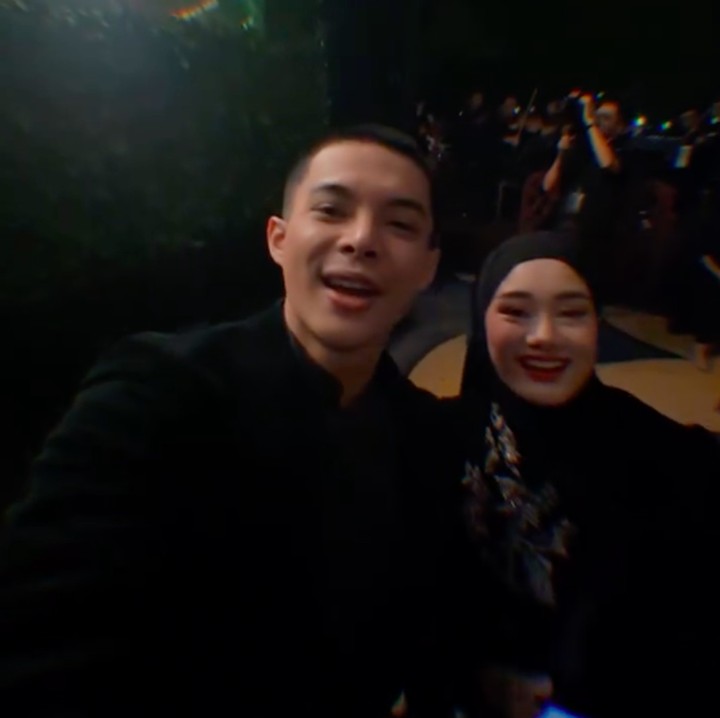 <p>Rey ternyata memotong habis rambutnya karena mengidap autoimun psoriasis, Bunda. Hal itu diungkap Rey dalam unggahan di Instagram. "Jadi Alasan botakin kepala karena punya sakit 'Autoimmune' psoriasis," kata Rey Mbayang, dikutip dari <em>detikcom</em>. Dilansir dari laman <em>Kementerian Kesehatan RI</em>, psoriasis merupakan penyakit peradangan kulit yang bersifat kronis dan ditandai oleh pergantian kulit yang terlalu cepat. Kondisi ini dapat mengakibatkan timbulnya bercak-bercak kulit yang tebal dan terasa tidak nyaman. (Foto: Instagram @rey_mbayang)</p>