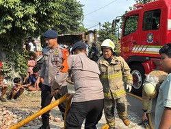 Brimob Polda Metro Bantu Padamkan Kebakaran Warkop di Jaktim
