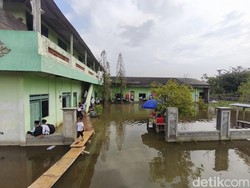 Pilu Santri Demak Ngaji di Madin Apung gegara Banjir Tak Kunjung Surut