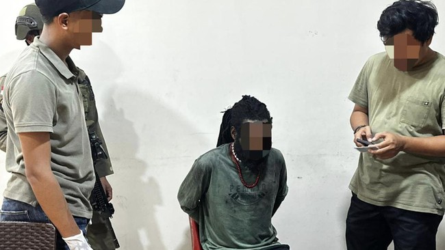 Satgas Operasi Damai Cartenz menembak anggota KKB berinisial TJ di Mimika, Papua. TJ diduga sebagai pelaku penembakan yang menewaskan seorang warga sipil.