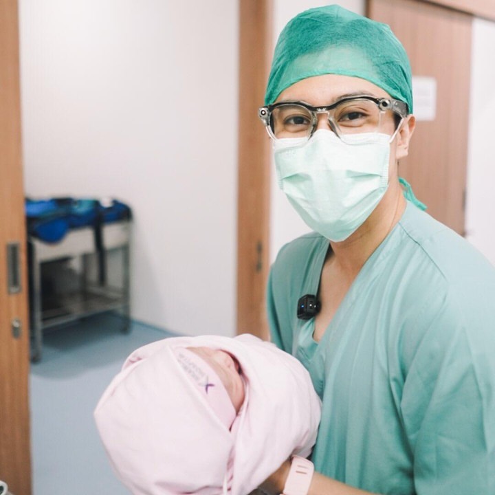 <p>Ucapan selamat mengalir dari keluarga dan sahabat. Ayah Sangun Ragahdo, pengacara Henry Yosodiningrat, turut menuliskan ucapan selamat di kolom komentar unggahan putranya. "<em>Alhamdulillaaah</em> Ya Allah, aku dikaruniai cucuk ke 4 segala do'a terbaik aku Mohonkan kepada mu Ya Allah," tulis pria 72 tahun ini. (Foto: Instagram @septiningtyas/ @ragahdo)</p>