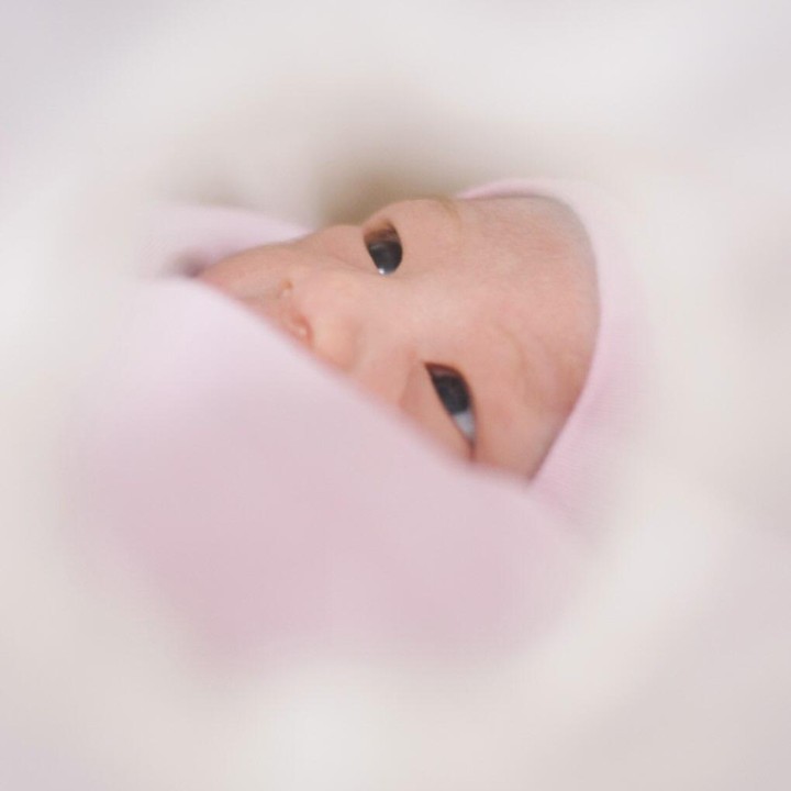 <p>Sangun Ragahdo juga mengungkap wajah sang putri ke publik, Bunda. Pria 30 tahun ini tak lupa mengumumkan nama anak pertamanya yang begitu indah. "Galen&eacute; Aglaia Hime Ragahdo. 26-04-2026, 09:11 AM. <em>We love you so much baby G,</em>" tulisnya dalam unggahan di Instagram. (Foto: Instagram @septiningtyas/ @ragahdo)</p>