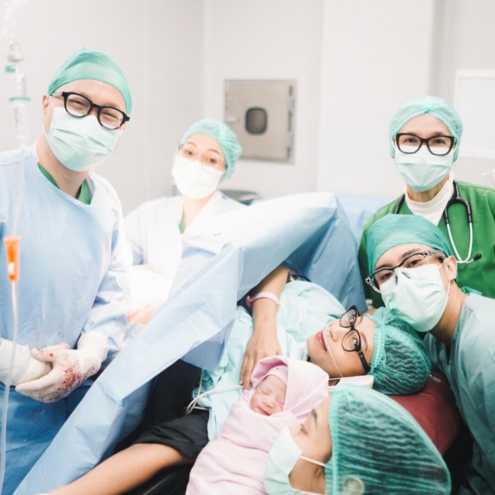 <p>Melalui unggahan di Instagram, Sangun Ragahdo membagikan momen persalinan pertama istrinya. Putra artis senior Yayuk Suseno ini terlihat mendampingi istrinya selama proses persalinan yang berlangsung di Brawijaya Hospital. (Foto: Instagram @septiningtyas/ @ragahdo)</p>