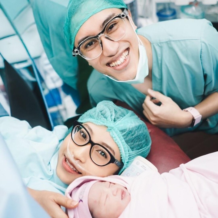 <p>Kabar bahagia datang dari pengacara muda yang beberapa waktu lalu viral, Sangun Ragahdo. Sang istri, Septiningtyas, baru saja melahirkan anak pertama mereka. Septiningtyas melahirkan anak berjenis kelamin perempuan pada Minggu, 26 April 2026. (Foto: Instagram @septiningtyas/ @ragahdo)</p>