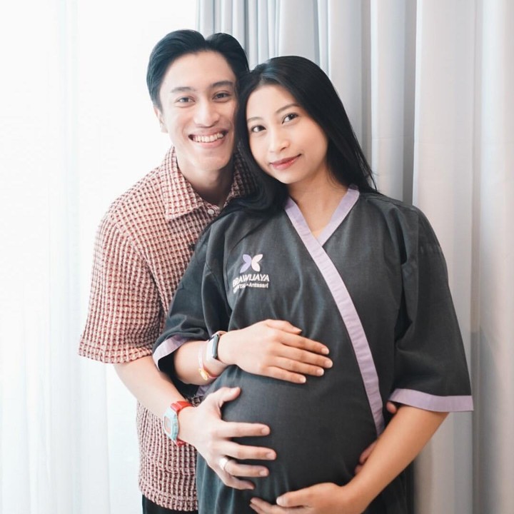 <p>Sangun Ragahdo resmi menikah dengan Septiningtyas pada 22 Februari 2025. Pada awal September 2025, pasangan ini mengumumkan kehamilan pertama ke publik. Sebelum momen Lebaran 2026, pasangan ini telah mengumumkan jenis kelamin anak pertama mereka ke publik melalui acara <em>gender reveal.</em> (Foto: Instagram @septiningtyas/ @ragahdo)</p>