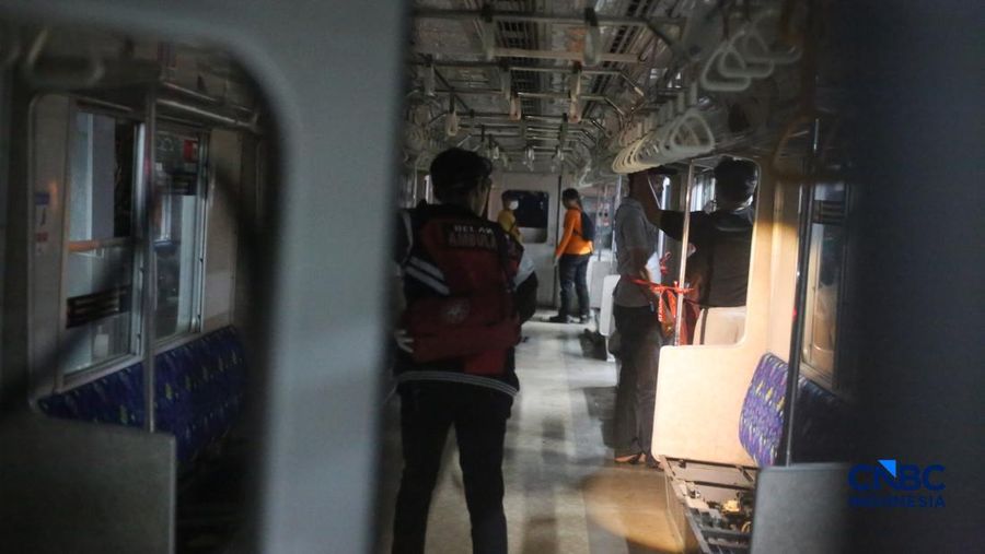 Suasana saat proses pemindahan penumpang nan terjebak di rangkaian commuter line usai dtertabrak KA Argo Bromo Anggrek di Stasiun Bekasi Timur, Jawa Barat, Senin (27/4/2026). (CNBC Indonesia/Tias Budiarto)