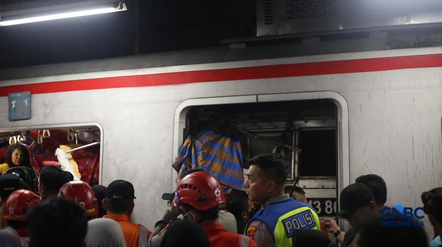 Penumpang terdampak usai rangkaian commuter line  dtertabrak KA Argo Bromo Anggrek di Stasiun Bekasi Timur, Jawa Barat, Senin (27/4/2026). (CNBC Indonesia/Tias Budiarto)