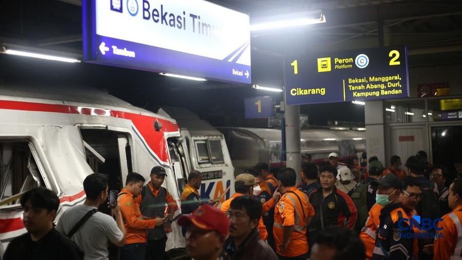 Suasana saat proses pemindahan penumpang nan terjebak di rangkaian commuter line usai dtertabrak KA Argo Bromo Anggrek di Stasiun Bekasi Timur, Jawa Barat, Senin (27/4/2026). (CNBC Indonesia/Tias Budiarto)