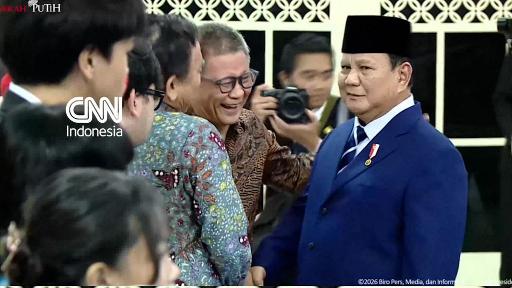 Momen Hangat Prabowo dan Gibran Salam Rocky Gerung di Istana Pasca Reshuffle