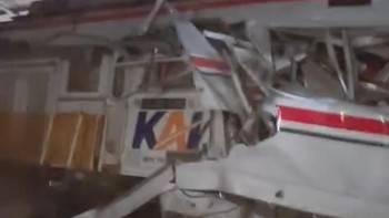 Penampakan Dua Kereta Tabrakan di Stasiun Bekasi Timur