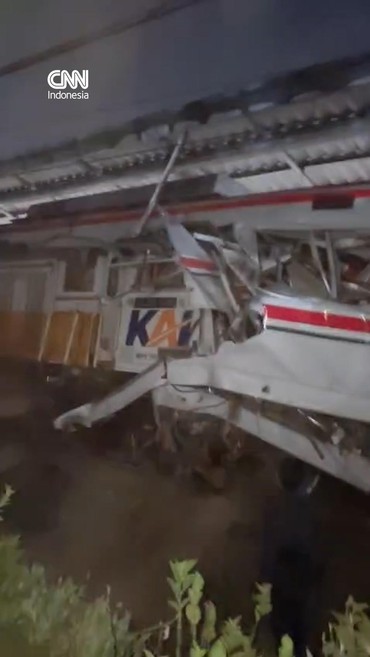 Penampakan Dua Kereta Tabrakan di Stasiun Bekasi Timur