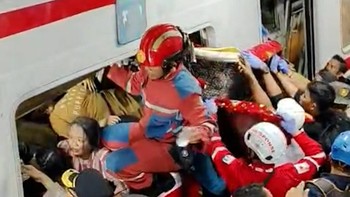 Petugas Kesulitan Evakuasi Korban Tabrakan Kereta di Bekasi Timur