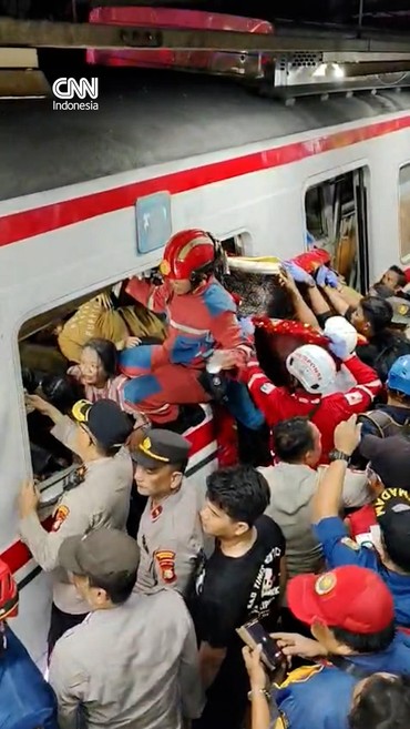 Petugas Kesulitan Evakuasi Korban Tabrakan Kereta di Bekasi Timur