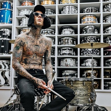 Travis Barker Curhat Lawan Trauma Kecelakaan Pesawat di Dokumenter 'Louder Than Fear'