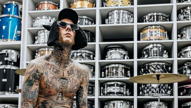 Travis Barker Curhat Lawan Trauma Kecelakaan Pesawat di Dokumenter Louder Than Fear