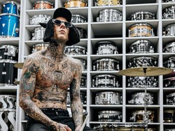 Travis Barker Curhat Lawan Trauma Kecelakaan Pesawat di Dokumenter 'Louder Than Fear'