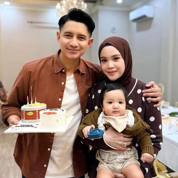 <p>Aktor Chand Kelvin dan Dea Sahirah resmi mengikat janji suci pernikahan mereka pada 7 Juli 2024. Dari pernikahan tersebut, keduanya telah dikaruniai seorang anak bernama Ahmad Cadmael Dalsher Chandegra yang lahir pada 14 Mei 2025. Nama tersebut memiliki makna yang unik, yaitu berasal dari gabungan nama kedua orang tuanya, yakni Chand dan Dea pada nama Chandegra. (Foto: Instagram @chand_kelvin)</p>