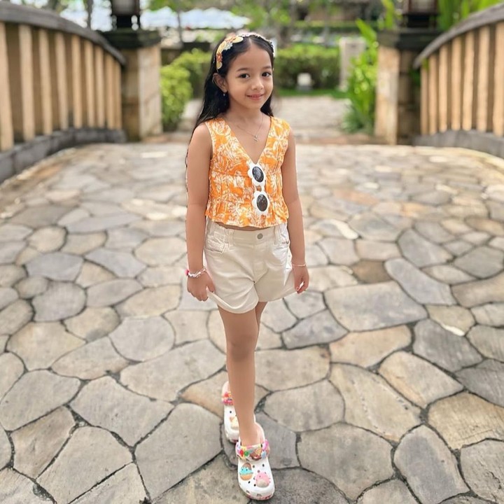 <p>Pasangan artis Fairuz A Rafiq dan Sonny Septian juga menyematkan gabungan nama pada putri kedua mereka yang bernama Queen Eijaz Slofa. Queen memiliki arti ratu, Eijaz bermakna keajaiban, berkah, atau anugerah dari Allah, sedangkan Slofa merupakan singkatan dari 'Sonny <em>Love</em> Fairuz'. (Foto: Instagram @fairuzarafiq)</p>