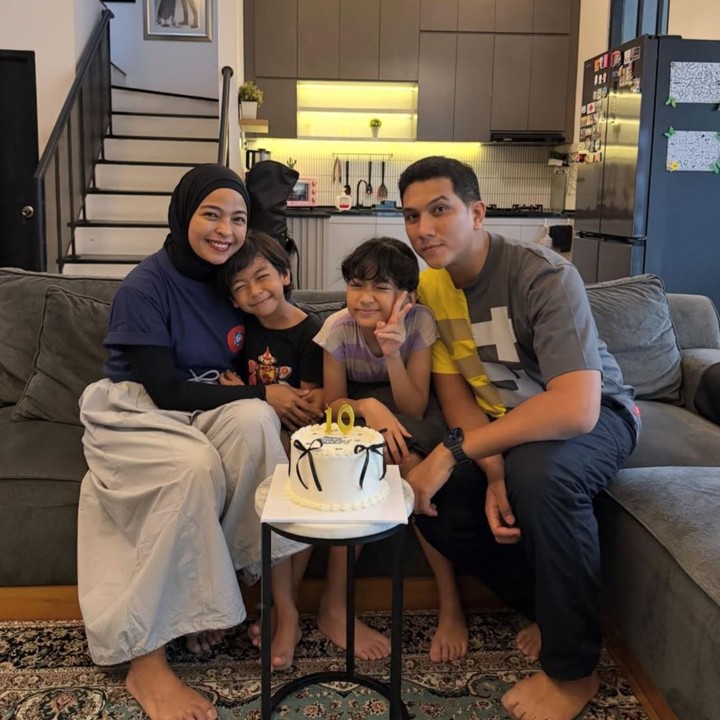 <p>Putra bungsu vokalis band Kotak, Tantri Syalindri, diberi nama Arkhairan Cadenza Tanarda. Dalam pemberian nama sang anak, Tantri menyisipkan gabungan nama dirinya dan suami melalui nama Tanarda, yang merupakan perpaduan dari Tantri dan Arda. Lewat unggahan di media sosial, Arda menjelaskan makna di balik nama putra mereka. "Arkha itu penyejuk keluarga dan matahari. Khairan itu kebaikan artinya. Cadenza Bahasa Italia itu musik karena kami musisi. Tanarda, standar (bahasa) Indonesia ya, harus ada, (artinya) keturunan dari Arda dan Tantri," ungkapnya, dikutip dari akun Instagram<em> @insertlive</em>. (Foto: Instagram @tantrisyalindri)</p>