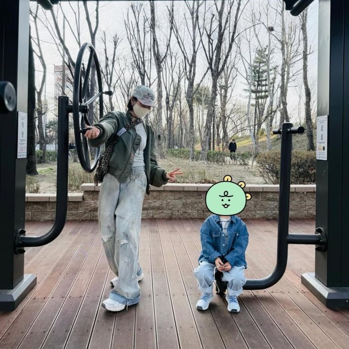 <p>Baru-baru ini, lewat akun Instagram <em>@yejinfoot_official</em>, Ye Jin terlihat sedang<em> quality time</em> bersama sang putra yang dipanggil dengan sebutan Alkong. Dalam potret tersebut, keduanya pun tampak mengabadikan momen di taman, dengan sang anak berpose duduk sementara wajahnya ditutupi dengan stiker. (Foto: Instagram @yejinfoot_official)</p>