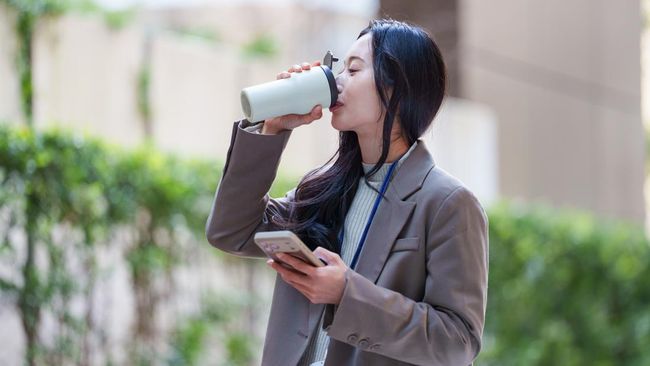 8 Ciri Kepribadian Orang Yang Selalu Bawa Tumbler Sendiri