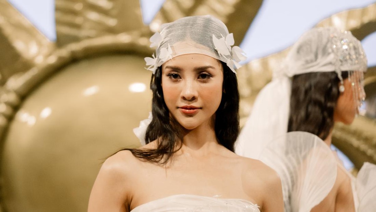 Anya Geraldine di Fashion Show Maison Met dalam gelaran Indonesia Showcase by Weddings by Marriott Bonvoy di The St&period; Regis Jakarta pada 25 April 2026&period;