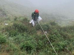 Pendaki Buang Sampah di Area Susah Dijangkau, Petugas Sampai Turun Tebing di Rinjani