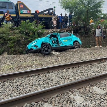 Terungkap Penyebab Taksi Listrik Berhenti di Perlintasan Kereta Bekasi Timur