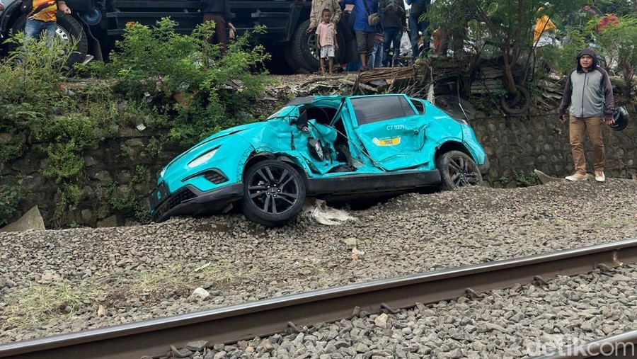 Bangkai taksi yang tertemper dekat Stasiun Bekasi Timur&period; &lpar;Isal&sol;detikcom&rpar;